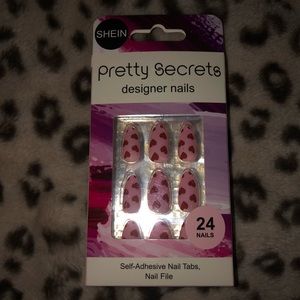 Fake nails 💅🏻 free with purchase